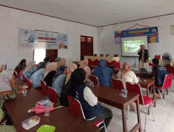 Mahasiswa KKN Universitas Andalas Demonstrasikan Pembuatan Pestisida Nabati dari Daun Pepaya di Sungai Dareh