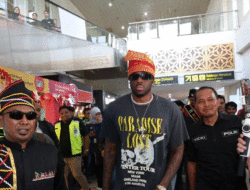 Salam Kayuah, Beri Hadiah ke Rayyan Arkan Dikha, Melly Mike Saksikan Pacu Jalur di Kuansing