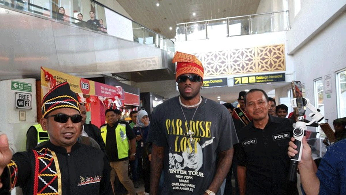 Melly Mike ketika tiba di Pekanbaru.