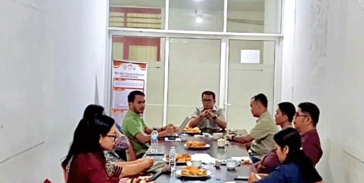 Insiden Pelemparan Skripsi di Universitas Nias Berakhir Damai, Mahasiswa dan Ketua Program Studi Saling Memaafkan 1 Pertemuan mahasiswa dengan jajaran universitas dan Ketua Prodi di Universitas Nias. (nias.ac.id)