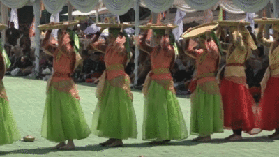 Pembukaan Pacu Jalur diwarnai dengan penampilan kesenian tradisional Kuansing.