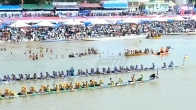Pacu jalur hari pertama di Tepian Narosa, Teluk Kuantan.