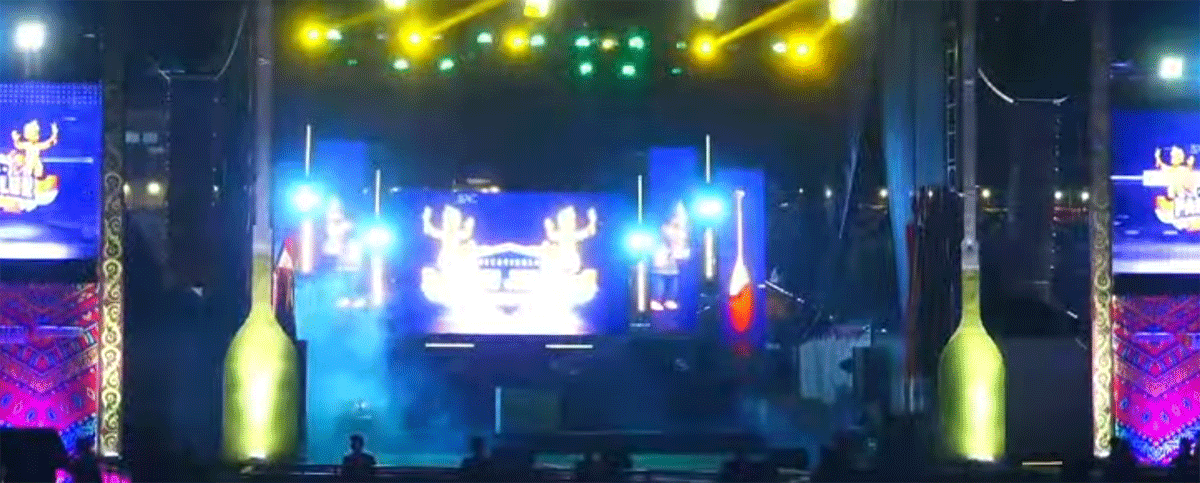 Malam penutupan Pacu Jalur di Tepian Narosa.