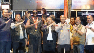 Penutupan Pacu Jalur din Tepian Narosa yang dihadiri pejabat dan penyanyi rap Melly Mike.