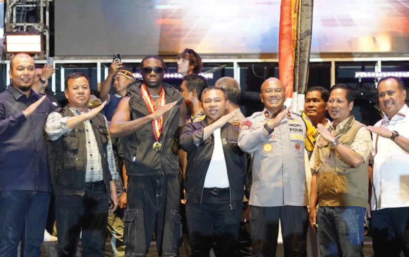 Penutupan Pacu Jalur din Tepian Narosa yang dihadiri pejabat dan penyanyi rap Melly Mike.