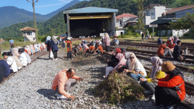 Gotong royong di stasiun kereta api Padang Panjang. (Kominfo)