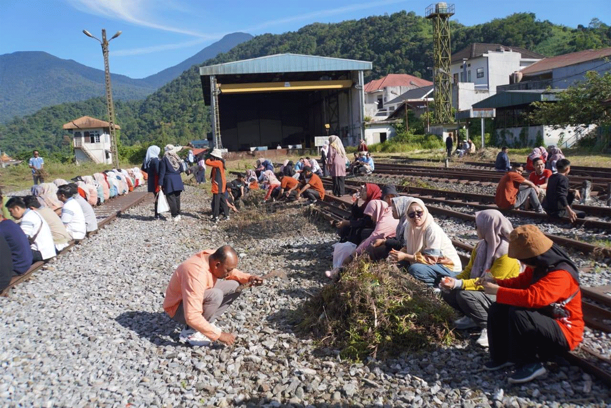 Gotong royong di stasiun kereta api Padang Panjang. (Kominfo)
