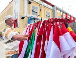 Peringatan HUT Kemerdekaan Jadi Berkah, Syalran Berjualan Bendera Merah Putih Sejak 1983