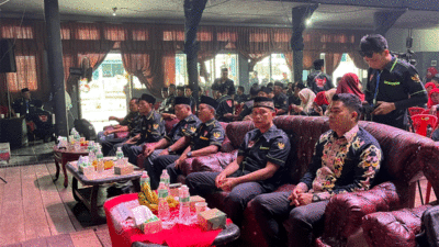 Ratusan pedagang bakso yang tergabung dalam Keluarga Pedagang Bakso Nusantara (KPBN) Koordinator Daerah (Korda) Sumatera Barat berkumpul dalam ngopi santai di gedung Auditorium Bustanul Arifin, Institut Seni Indonesia (ISI) Padang Panjang, Minggu (24/8/2025).