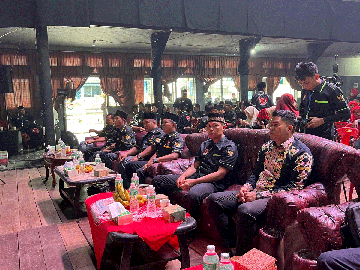 Ratusan pedagang bakso yang tergabung dalam Keluarga Pedagang Bakso Nusantara (KPBN) Koordinator Daerah (Korda) Sumatera Barat berkumpul dalam ngopi santai di gedung Auditorium Bustanul Arifin, Institut Seni Indonesia (ISI) Padang Panjang, Minggu (24/8/2025).