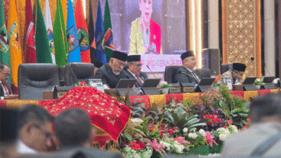 Gubernur Mahyeldi Ansharullah menghadiri rapat paripurna istimewa DPRD Provinsi Sumbar yang digelar dalam rangka mendengarkan pidato Presiden RI pada Sidang Tahunan MPR serta Sidang Bersama DPR dan DPD, Jumat (15/8/2025).