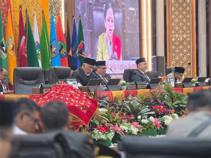Gubernur Mahyeldi Ansharullah menghadiri rapat paripurna istimewa DPRD Provinsi Sumbar yang digelar dalam rangka mendengarkan pidato Presiden RI pada Sidang Tahunan MPR serta Sidang Bersama DPR dan DPD, Jumat (15/8/2025).