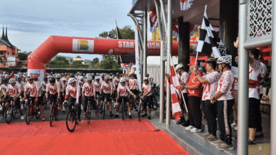 Gubernur Mahyeldi Ansharullah melepas ratusan peserta Gowes Parade Merah Putih sejauh 80 kilometer dari halaman kantor Gubernur Sumbar, Padang, Senin (18/8/2025).