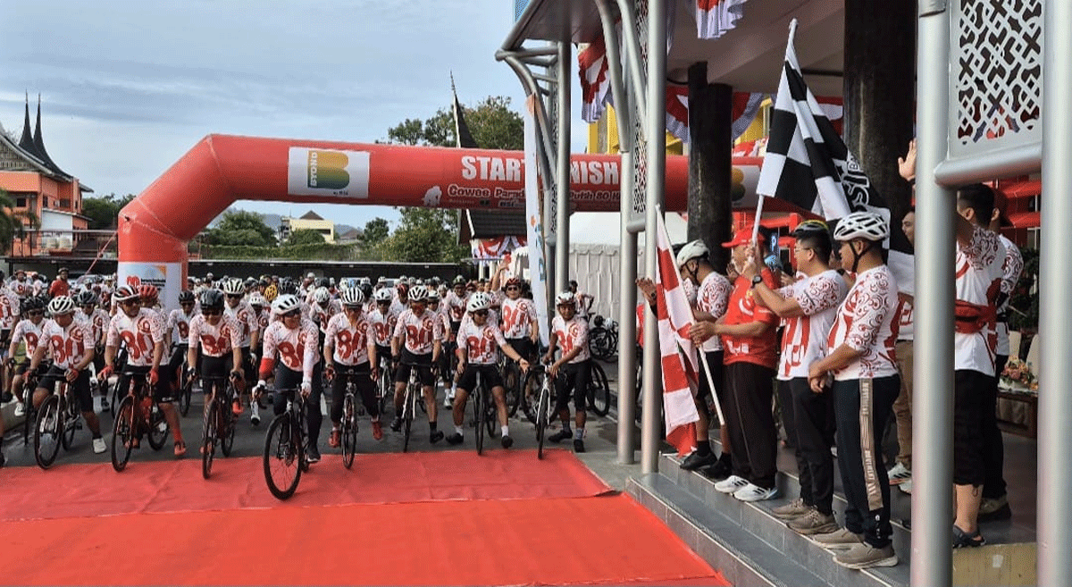 Gubernur Mahyeldi Ansharullah melepas ratusan peserta Gowes Parade Merah Putih sejauh 80 kilometer dari halaman kantor Gubernur Sumbar, Padang, Senin (18/8/2025).