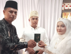 Kementerian Agama Apresiasi Penghulu yang Seberangi Sungai Demi Nikahkan Warga