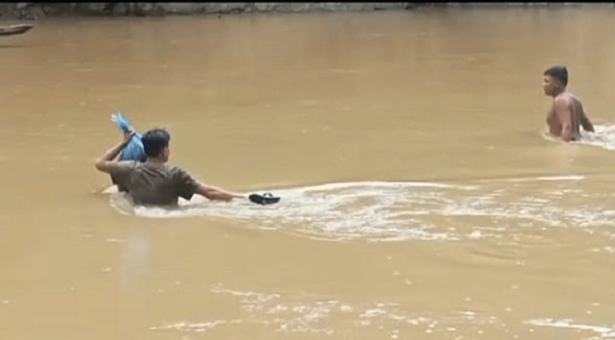 Akibat jembatan penghubung ke Jorong Batang Kundur putus, Ahad, penghulu KUA Kecamatan Dua Koto rela menyeberangi arus sungai yang deras. Hal itu demi menjalankan tugas melangsungkan prosesi akad nikah sepasang calon pengantin di desa atau kejorongan tersebut.