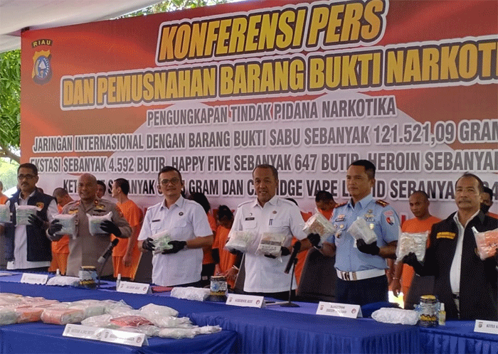 Pemusnahan bareang bukti kasus narkoba hasil tangkapan tim Polda Riau.