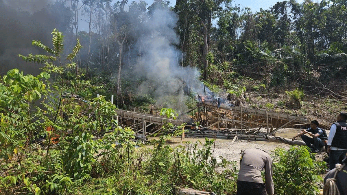 Polisi Indragiri Hulu Gerebek Tambang Emas Ilegal di Sungai Indragiri 1 Penertiban tambang tanpa izin di Indragiri Hulu. (riau.go.id)