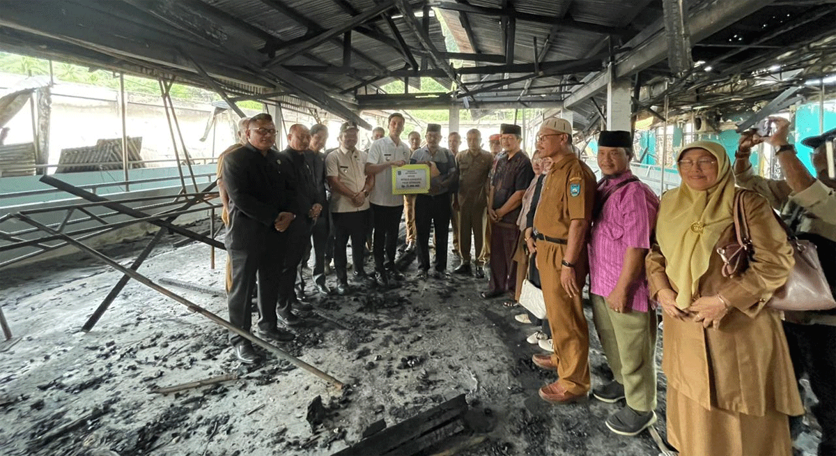 Wali Kota Riyanda Putra serahkan donasi dari sumbangan pegawai Pemko Sawahlunto