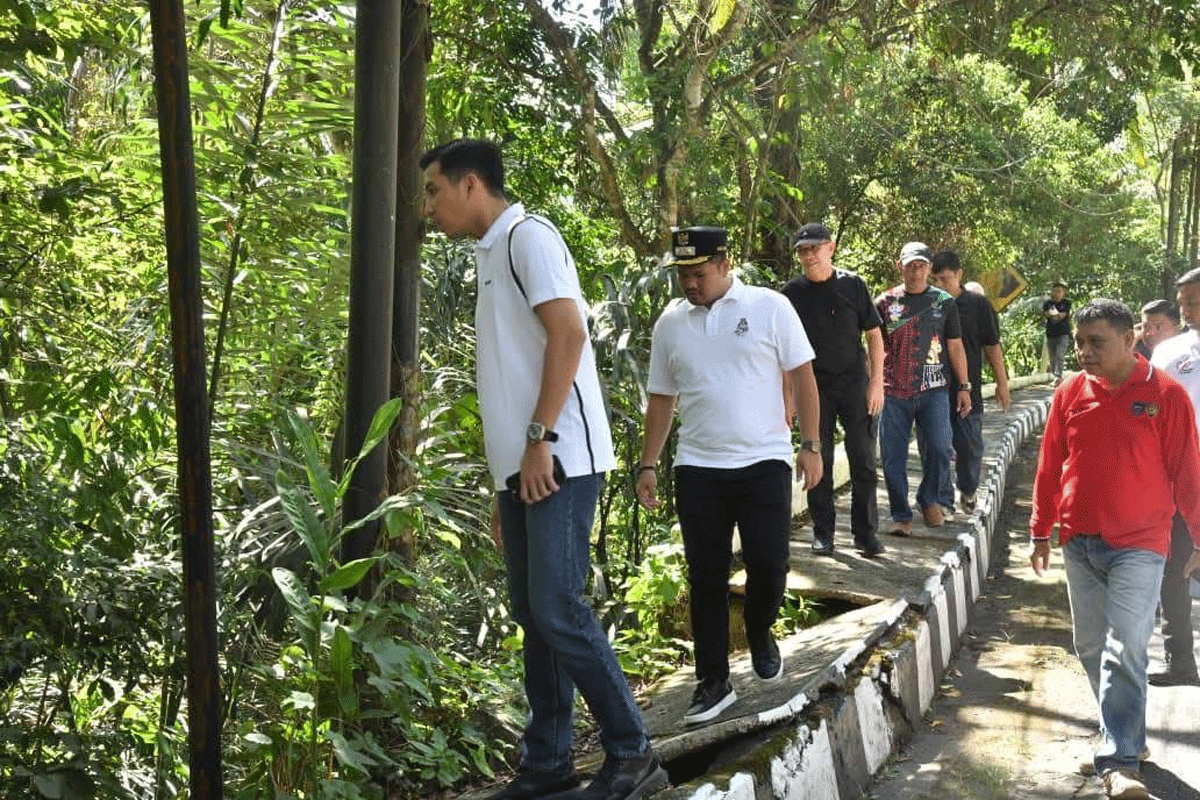 Pemerintah Kota Sawahlunto menggelar aksi gotong royong massal di berbagai titik jalan dan fasilitas umum.