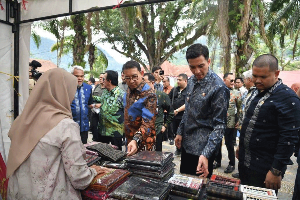 Menteri Kebudayaan tinuau pameran UMKM Sawahlunto.