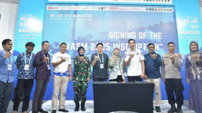Foto bersama usai penutupan simposium.