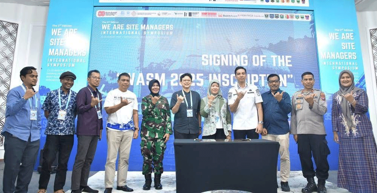 Foto bersama usai penutupan simposium.