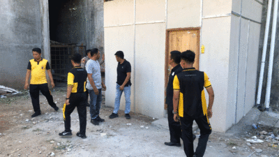 Polisi turun ke lapangan guna mengecek lokasi.