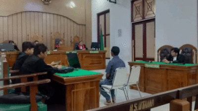 Mantan Kepala Desa Petuaran Hilir, Kabupaten Serdang Bedagai, Sumatera Utara, divonis tiga tahun penjara oleh majelis hakim Pengadilan Tindak Pidana Korupsi (Tipikor) pada Pengadilan Negeri (PN) Medan.