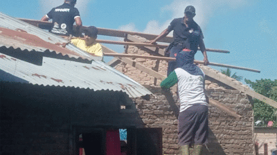 Setelah Diterbangkan Angin Puting Beliung, Atap Rumah Nadia Kembali Dipasang