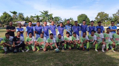 Dua tim foto bersama jelang laga.
