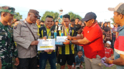 Kepala Desa Bagan Kuala Safril menyerahkan tropi dan uang pembinaan kepada tim Lumut FC Desa Tebing Tinggi