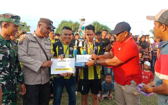 Kepala Desa Bagan Kuala Safril menyerahkan tropi dan uang pembinaan kepada tim Lumut FC Desa Tebing Tinggi