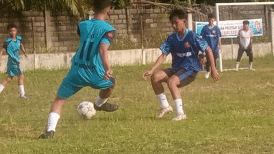 Pemain berebut bola dalam babak final