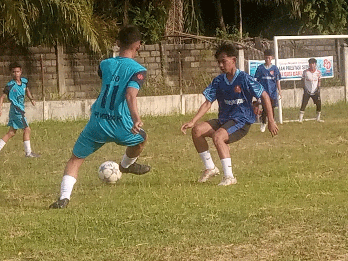 Pemain berebut bola dalam babak final