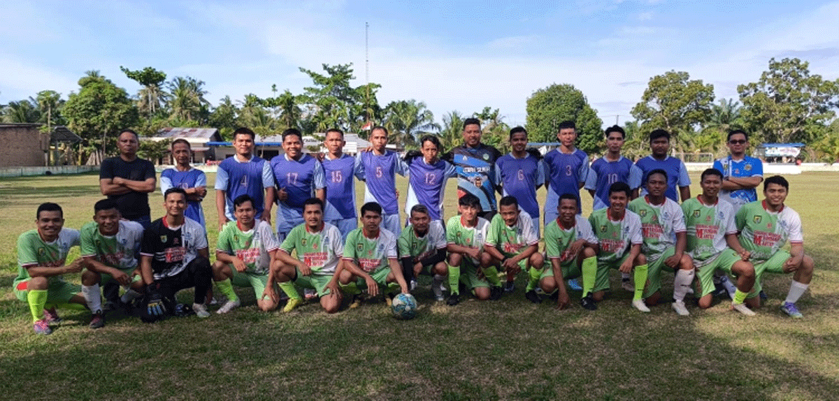 Dua tim foto bersama jelang laga.
