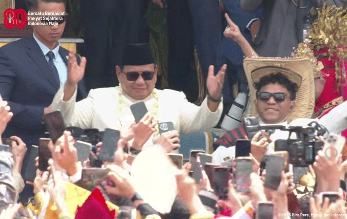 Presiden Prabowo ikut menikmati lagu Tabola Bele.