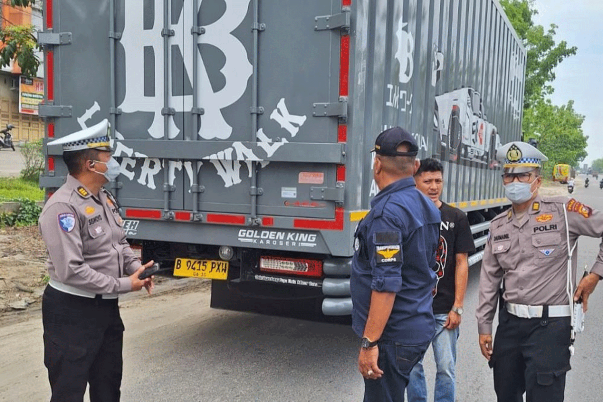 Razia terhada truk ODOL di Pekanbaru. (riau.go.id)