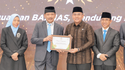 Penyerahan penghargaan untuk Wamen Ossy dari Baznas.