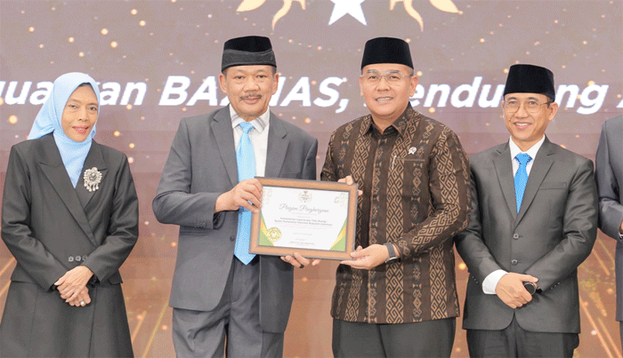 Penyerahan penghargaan untuk Wamen Ossy dari Baznas.