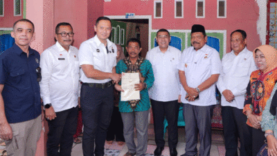 Menko AHY Serahkan Sertipikat Tanah untuk Rakyat di Bengkulu