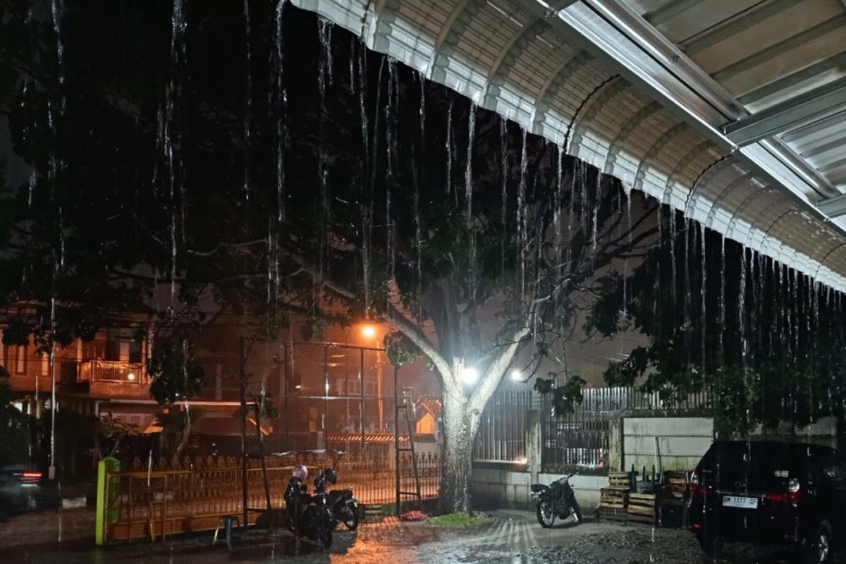 Hujan turun di malam hari. (riau.go.id)