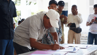 Peserta sosialisasi sedang registrasi kehadiran. (prokopim)