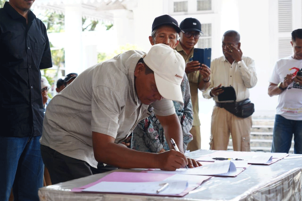 Peserta sosialisasi sedang registrasi kehadiran. (prokopim)