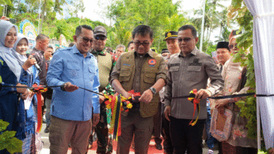 Gunting pita sebagai tanda peresmian jembatan. (prokopim)