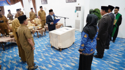 Bupati Eka Putra lantik tiga PNS untuk jabatan Pimpinan Tinggi Pratama dan manajerial di Lingkungan Pemerintah Kabupaten Tanah Datar, Selasa (23/9/2025) di Indojolito Batusangkar.