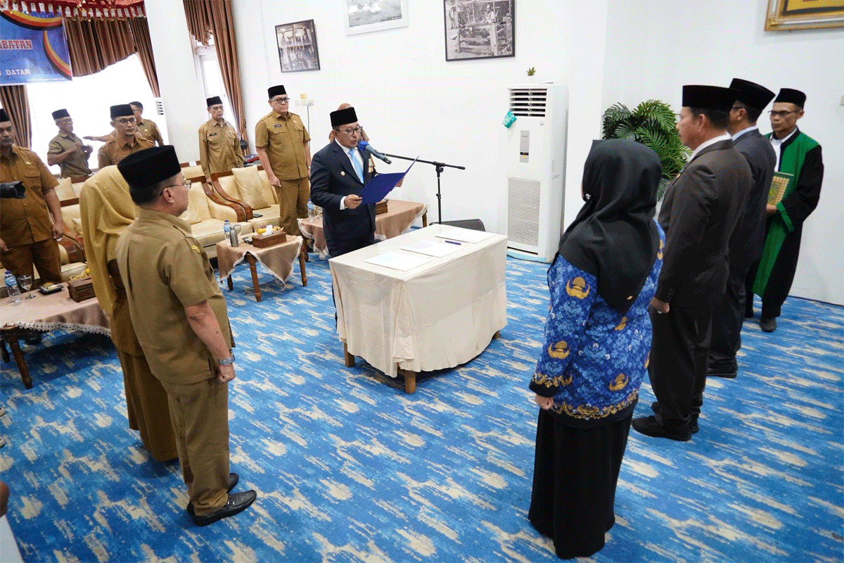 Bupati Eka Putra lantik tiga PNS untuk jabatan Pimpinan Tinggi Pratama dan manajerial di Lingkungan Pemerintah Kabupaten Tanah Datar, Selasa (23/9/2025) di Indojolito Batusangkar.
