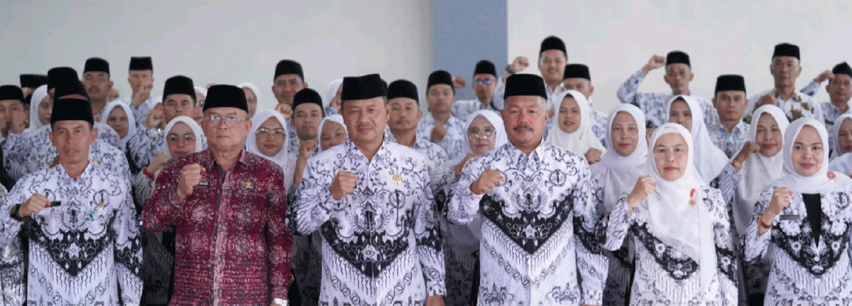 Foto bersama setelah pelantikan pengurus PGRI.