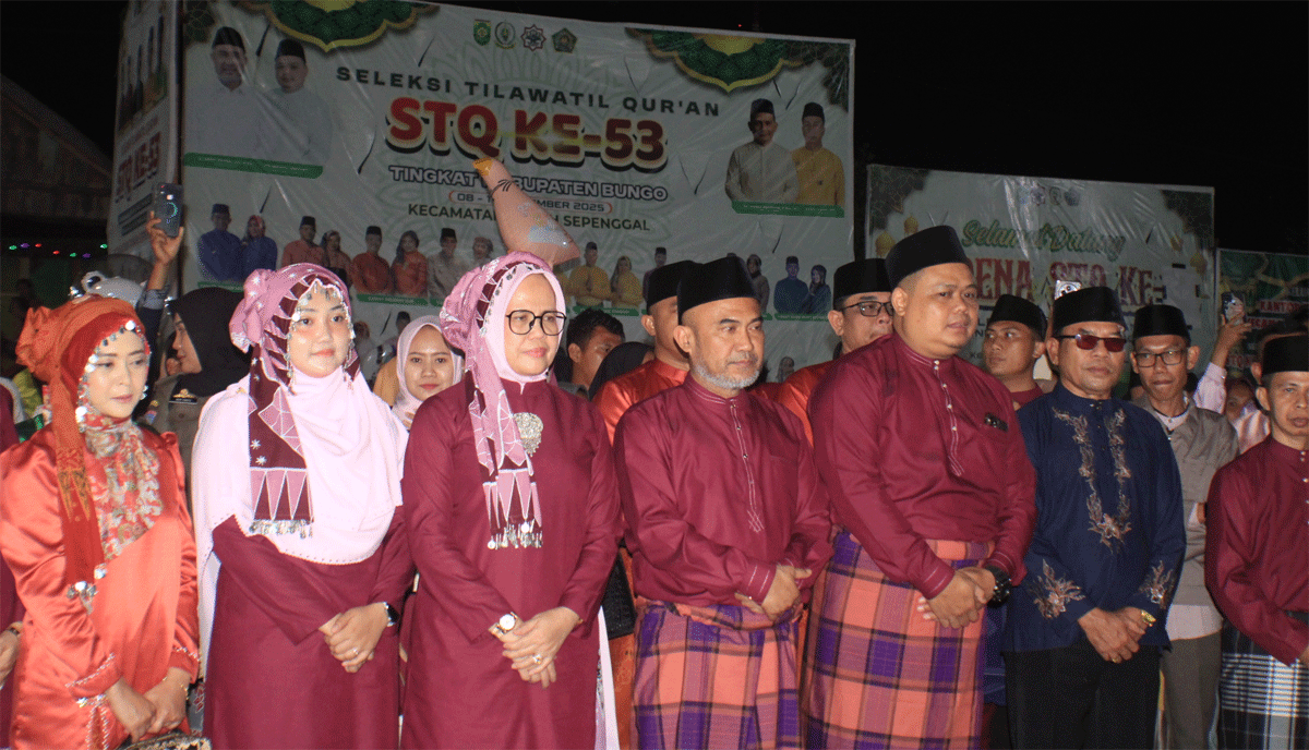 Bupati Dedy Putra didampingi Wakil Bupati Tri Wahyu Hidayat serta unsur Forum Koordinasi Pimpinan Daerah (Forkopimda) membuka Seleksi Tilawatil Qur'an (STQ) ke-2 Tingkat Kabupaten Bungo. Pembukaan berlangsung di Kecamatan Tanah Sepenggal, Senin (8/9/2025) malam. (bungokab.go.id)