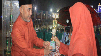 Bupati Bungo, Dedy Putra serahkan piala dan penghargaan pada juara STQ. (bungokab.go.id)